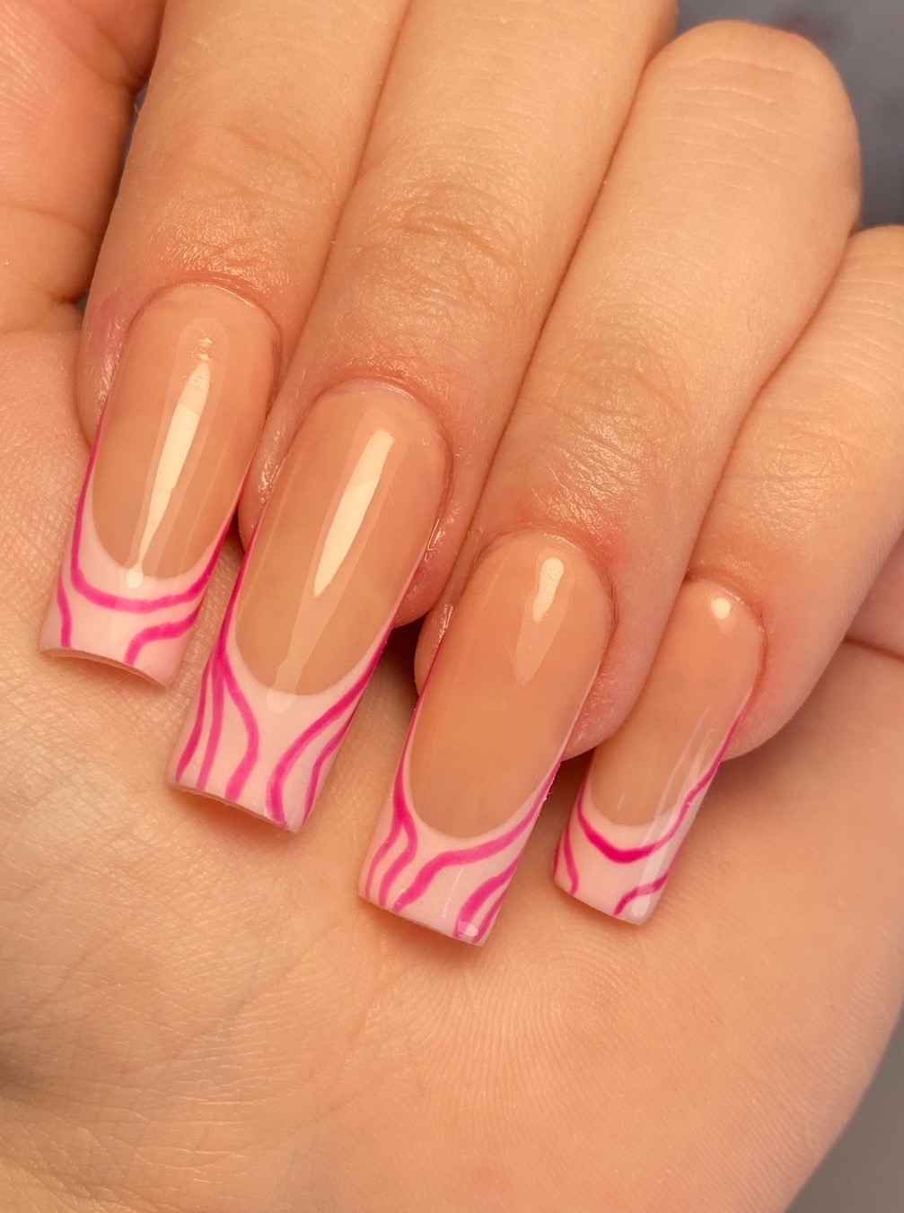 Manicura semipermanente en tonos nude, Avani Lux Beauty Madrid