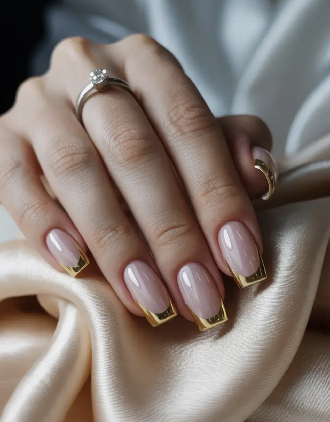 Manicura rose gold metallic